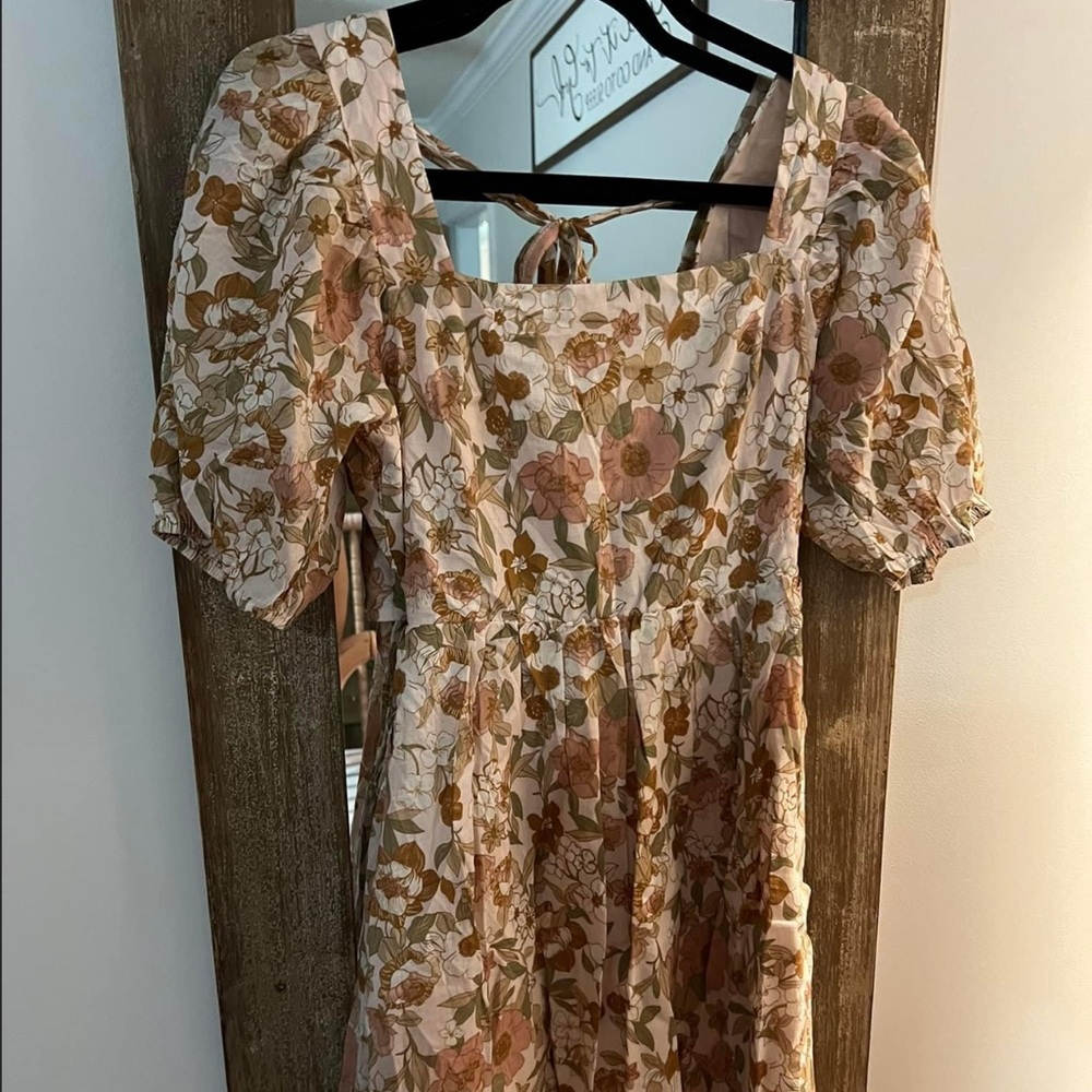 VICI mini dress with a flower pattern. It has a very pretty back.